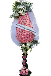 Beyaz gerbera, beyaz karanfil yada mevsimde bulunan beyaz çiçeklerden dizayn edilir.